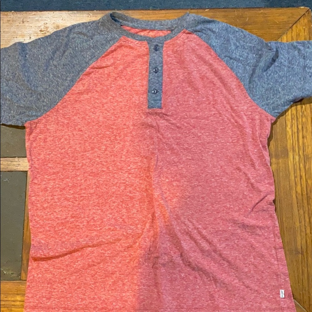 Levi’s T-shirt